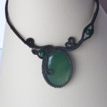 Collana in micro-macramé marrone cioccolato con gemma verde